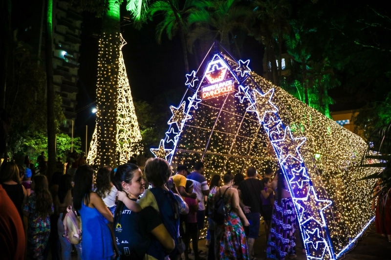 praca-do-santuario-ganha-destaque-na-inauguracao-do-natal-iluminado-2025-em-divinopolis