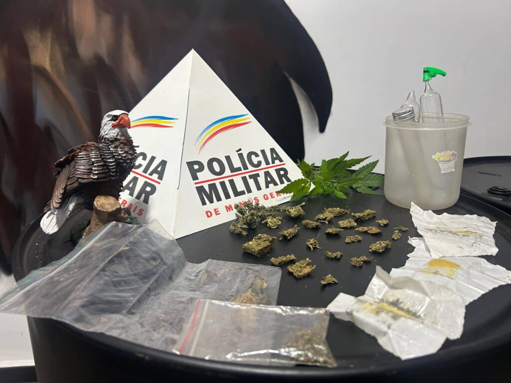 tres-envolvidos-no-trafico-de-drogas-sao-detidos-durante-operacao-5o-mandamento-no-bairro-novo-horizonte-em-itauna