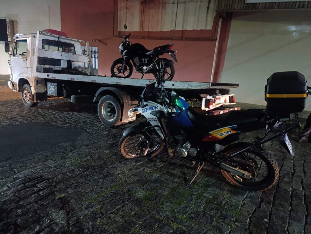 fuga-frustrada-termina-com-prisao-e-recuperacao-de-motocicleta-furtada-pela-pm-no-bairro-catalao-em-divinopolis