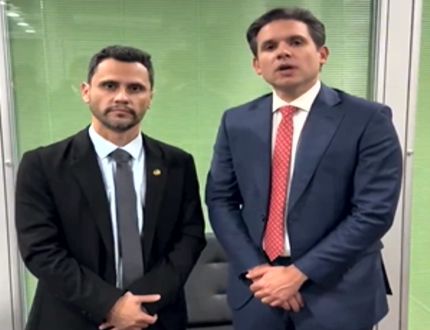 cleitinho-ao-lado-de-hugo-motta-anuncia-fim-do-ipva-para-carros-com-20-anos,-mas-minas-segue-atras-de-outros-estados