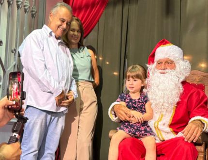 papai-noel-passou-por-itauna-e-emocionou-familias-em-noite-iluminada;-evento-atraiu-multidao-e-marcou-o-inicio-do-natal