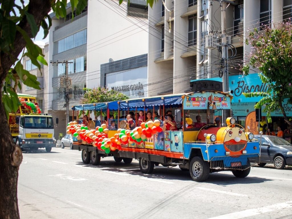 cdl-promove-carreata-do-papai-noel-e-programacao-cultural-especial-na-praca-da-catedral-em-divinopolis-neste-sabado