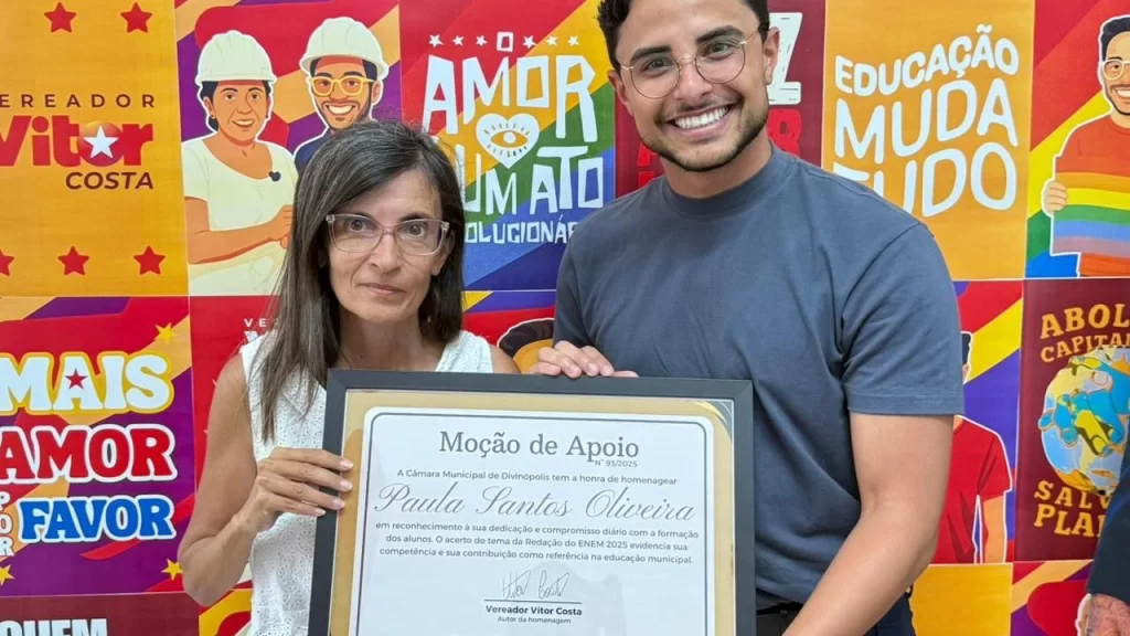 vereador-vitor-entrega-homenagem-a-professora-que-acertou-o-tema-da-redacao-do-enem
