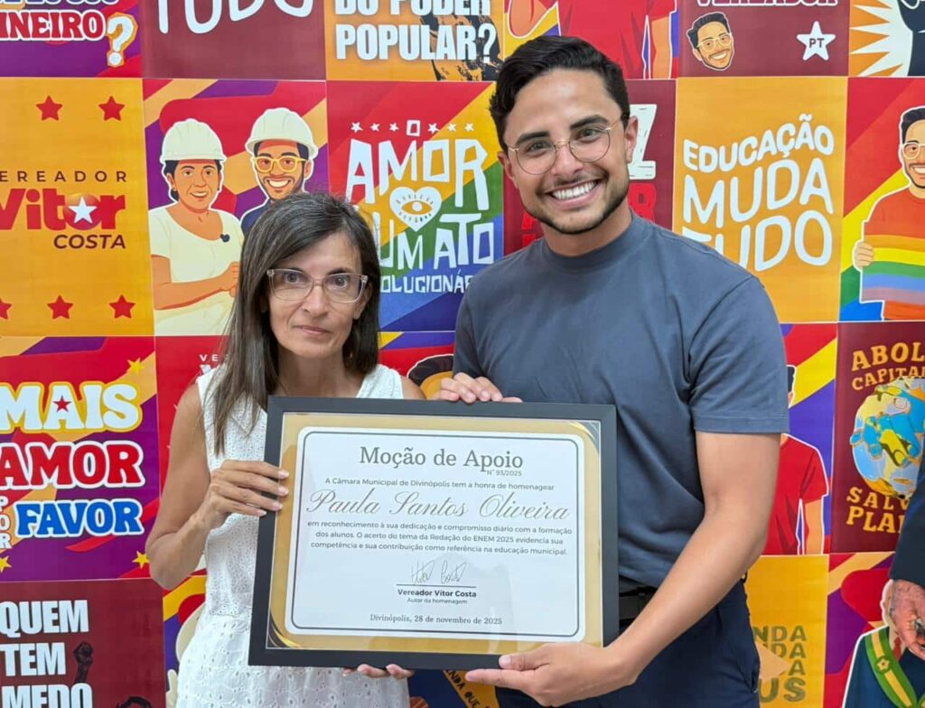 vereador-vitor-entrega-homenagem-a-professora-que-acertou-o-tema-da-redacao-do-enem