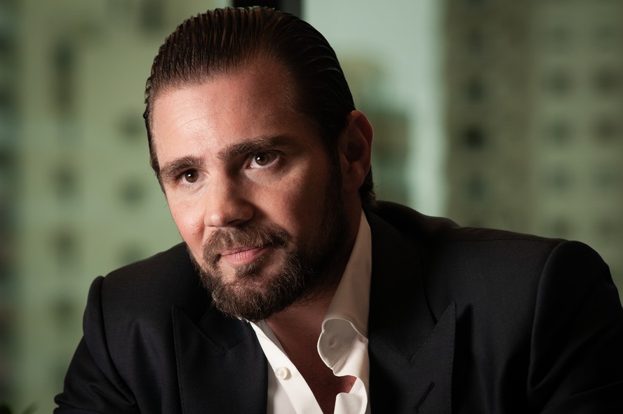 dono-do-banco-master-e-solto-apos-12-dias-e-sai-da-prisao-com-tornozeleira