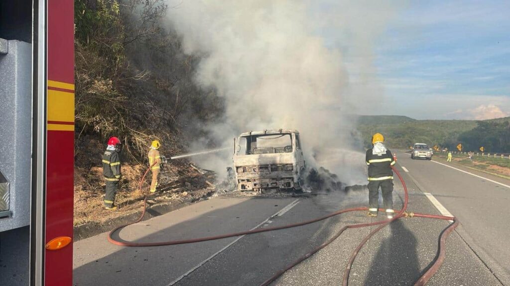 caminhao-carregado-com-tecido-pega-fogo-e-fica-destruido-na-br-262-em-nova-serrana