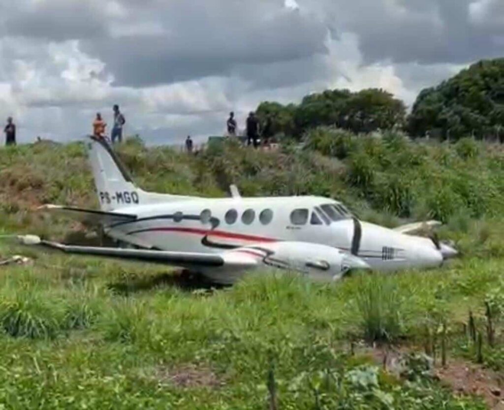 novas-imagens-registram-aviao-ultrapassando-pista-e-caindo-em-vala-no-aeroporto-de-para-de-minas