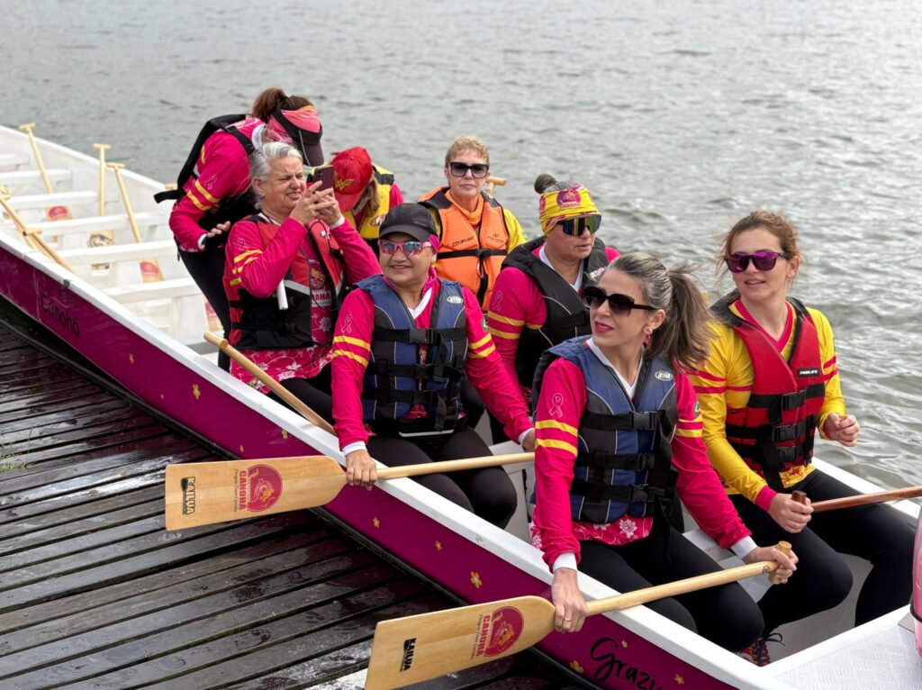 apos-vencer-o-cancer-de-mama,-mulheres-encontram-recomeco-nas-aguas-com-esporte