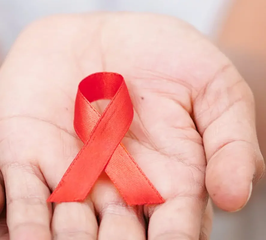 dezembro-vermelho-reforca-alerta-contra-o-hiv-no-dia-mundial-de-combate-a-aids