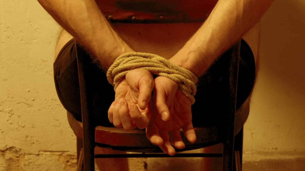 investigacao-revela-tortura-com-choques-e-agressoes-graves-contra-travesti-em-lagoa-da-prata