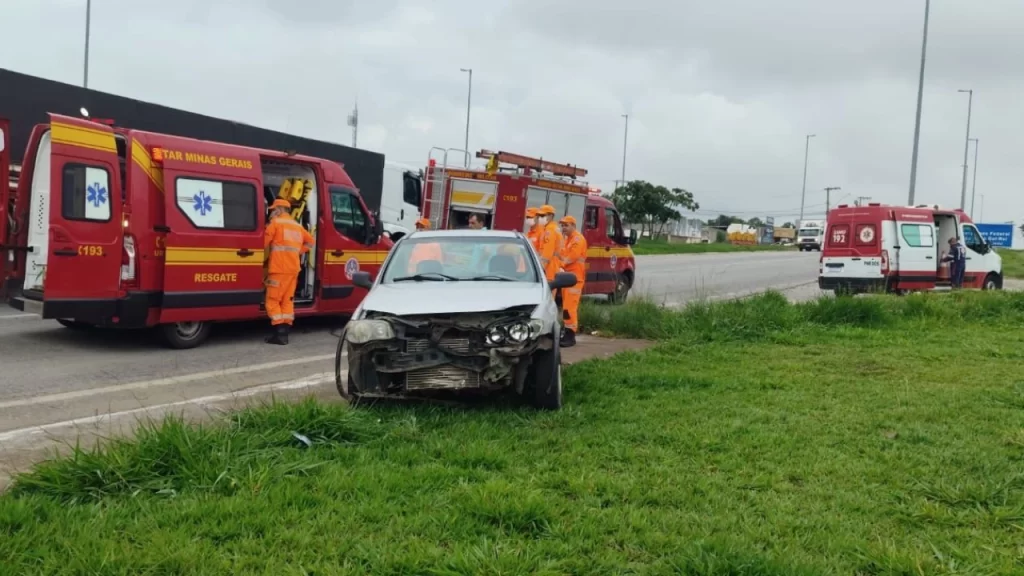 gestante-fica-ferida-em-colisao-entre-dois-carros-na-br-494,-em-divinopolis