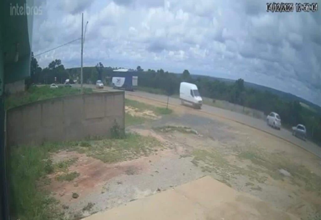 acidente-entre-dois-carros-deixa-tres-pessoas-feridas-na-mg-164-em-bom-despacho;-veja-o-video