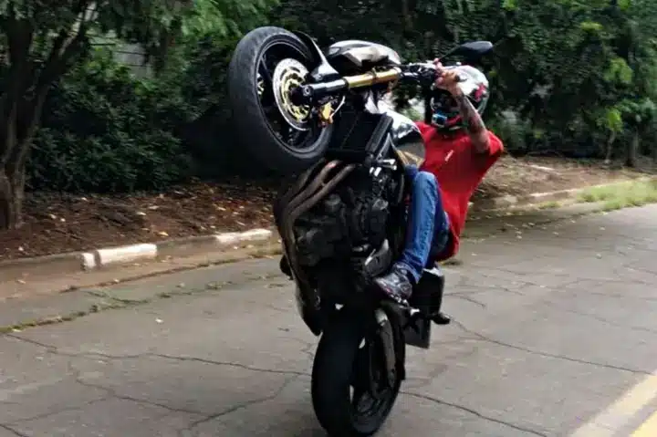 jovem-sem-cnh-e-preso-apos-fazer-manobras-perigosas-de-moto-e-fugir-da-pm-em-arcos