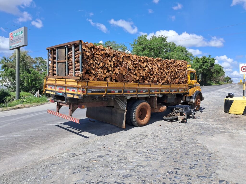 motociclista-fica-gravemente-ferido-em-colisao-com-caminhao-na-mg-439-em-arcos