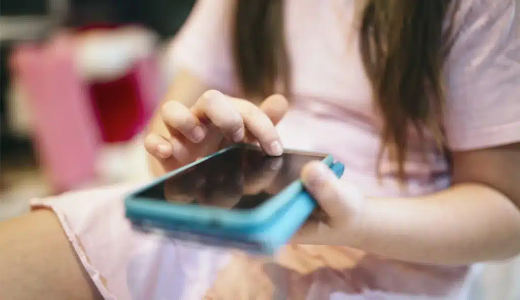 divinopolis-institui-lei-pioneira-para-proteger-criancas-e-adolescentes-nos-meios-digitais