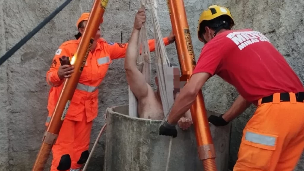 homem-se-arrisca-para-salvar-cachorro-e-fica-preso-em-poco-de-10-metros-em-divinopolis