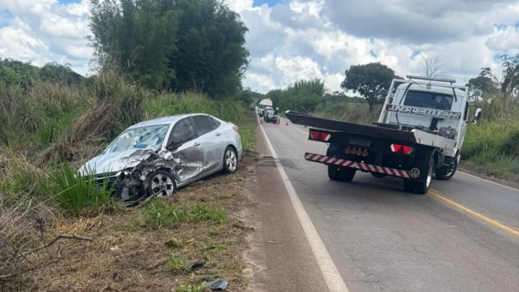 colisao-frontal-deixa-tres-pessoas-feridas-na-mg-431,-em-para-de-minas
