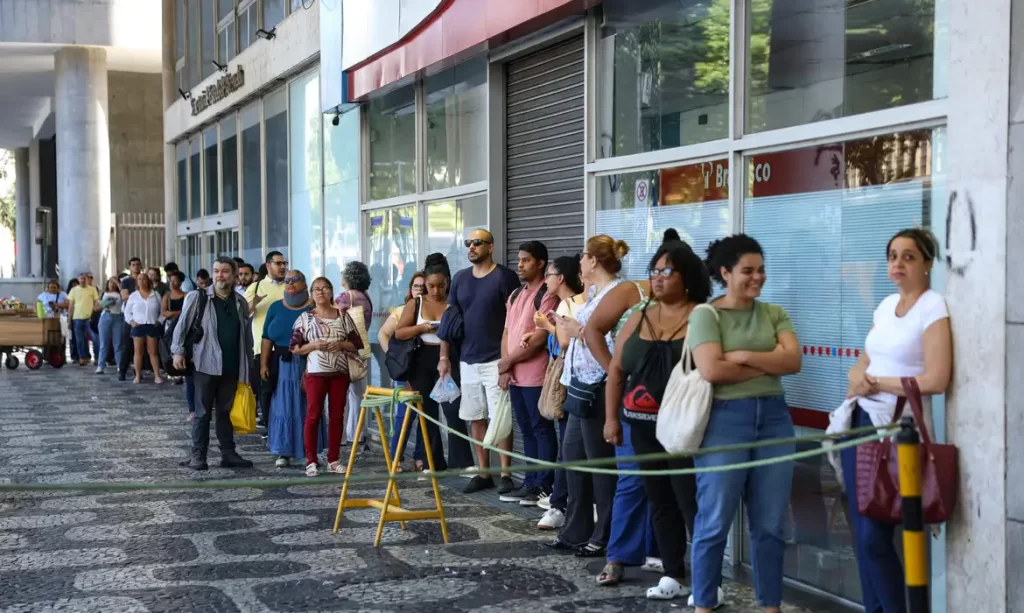 prova-discursiva-do-cnu-movimenta-divinopolis-neste-domingo-e-reune-mais-de-42-mil-candidatos
