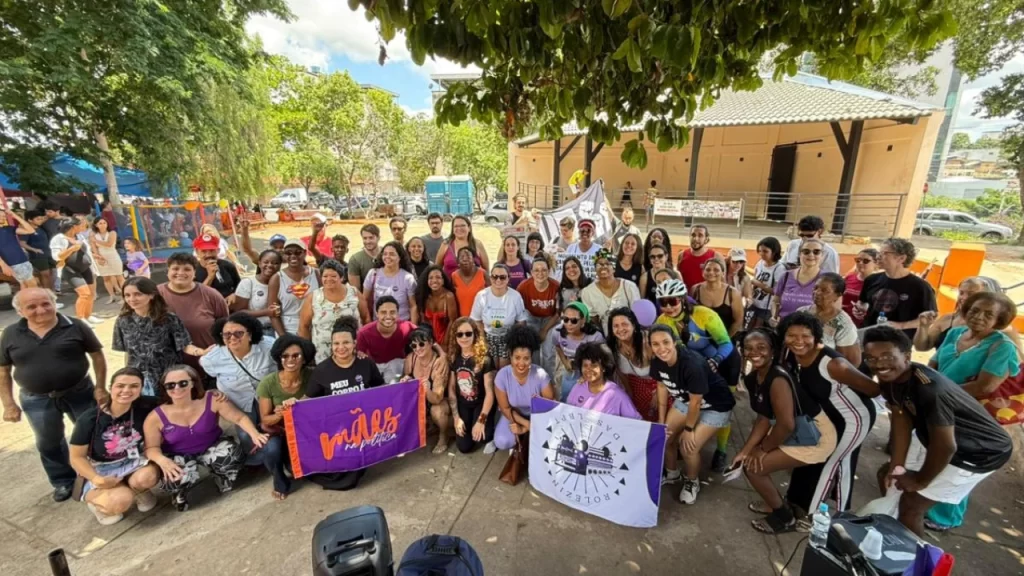 mulheres-tiram-os-sapatos-e-lembram-vidas-interrompidas-pela-violencia-em-divinopolis