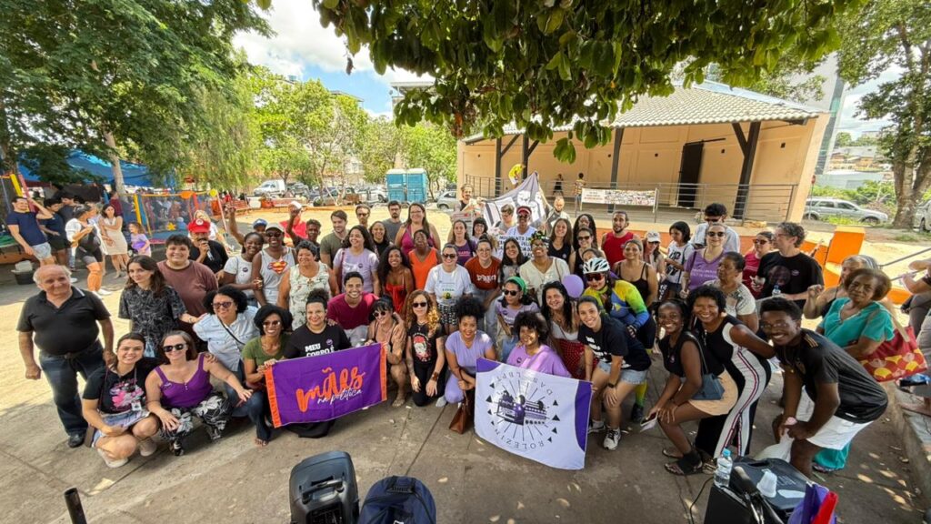 mobilizacao-mulheres-vivas-lota-ato-em-divinopolis-e-reune-movimentos-sociais,-relatos-e-apresentacoes-artisticas