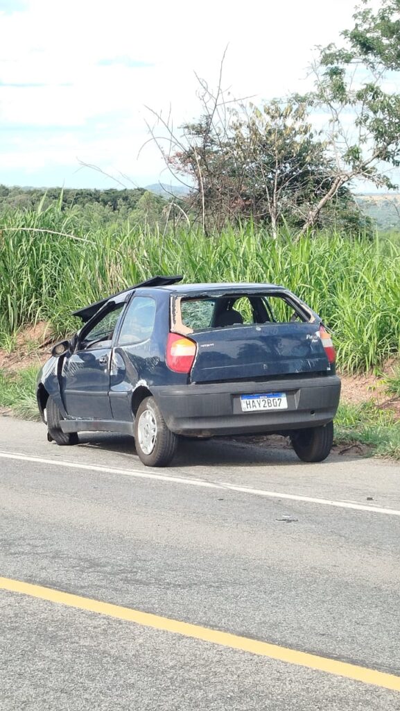motorista-fica-gravemente-ferido-apos-estouro-de-pneu-e-capotamento-na-br-494-entre-itapecerica-a-divinopolis