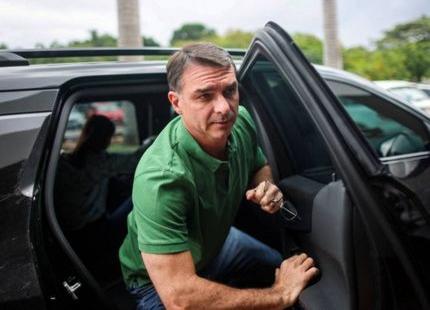 tipico-do-cla:-flavio-se-declara-candidato-apoiado-por-bolsonaro,-mas-depois-admite-vender-a-indicacao-do-pai