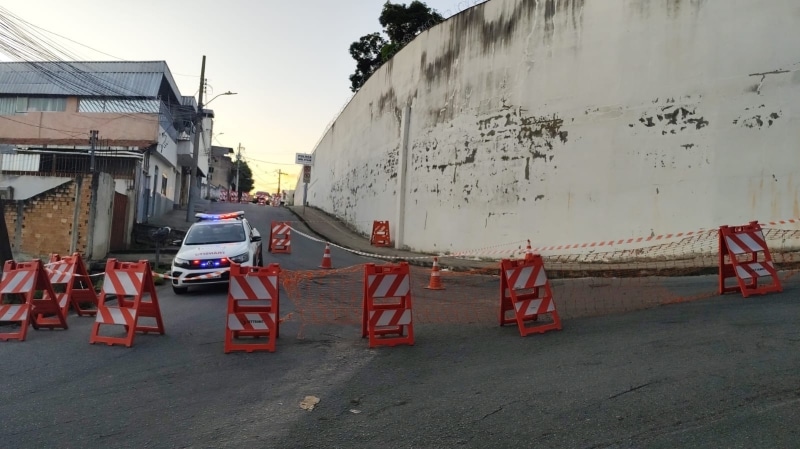 defesa-civil-interdita-rua-10-de-julho-por-risco-de-desabamento-do-muro-da-7-regiao-da-pmmg-em-divinopolis