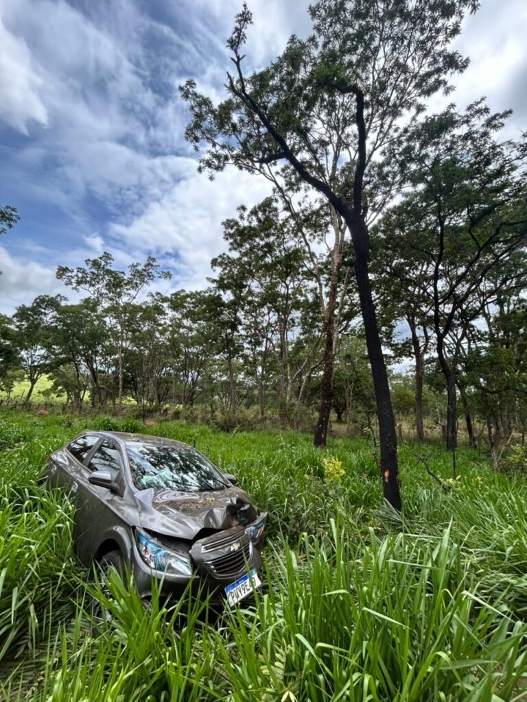 carro-sai-da-pista-na-br-494-e-atinge-arvore;-mae-e-filha-ficam-feridas