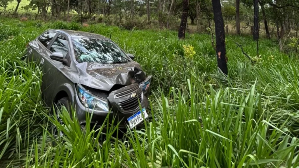 carro-bate-em-arvore-na-br-494-e-deixa-mae-e-filha-feridas