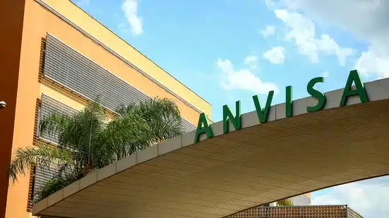 anvisa-determina-suspensao-de-tonico-capilar-e-apreensao-de-cosmeticos