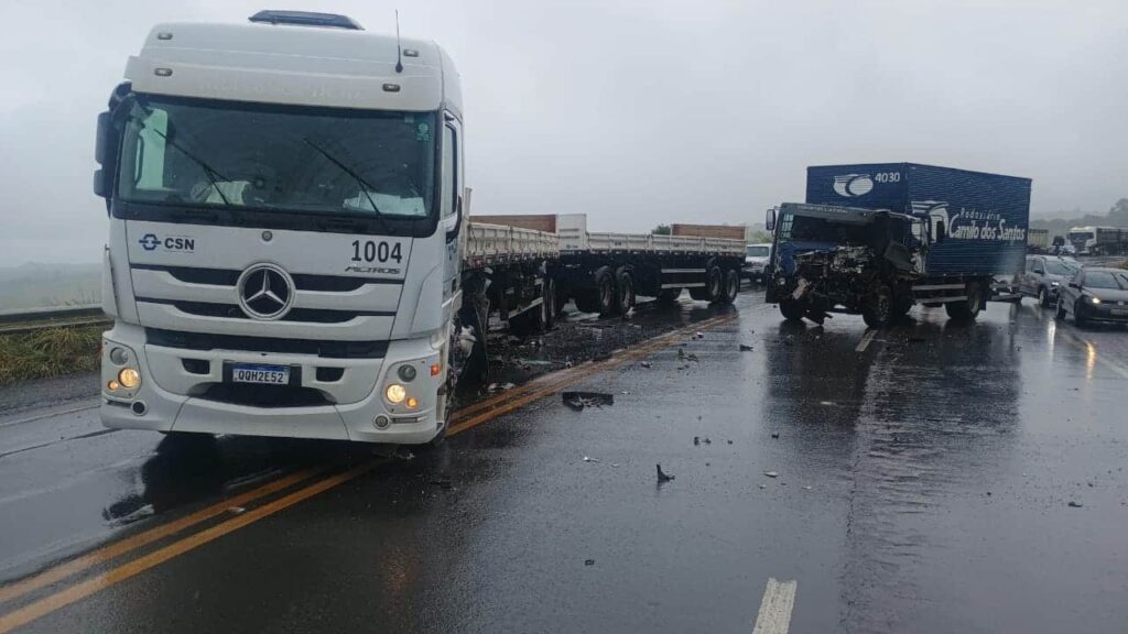 caminhao-desgovernado-provoca-colisao-na-br-354-e-motorista-fica-ferido-em-formiga