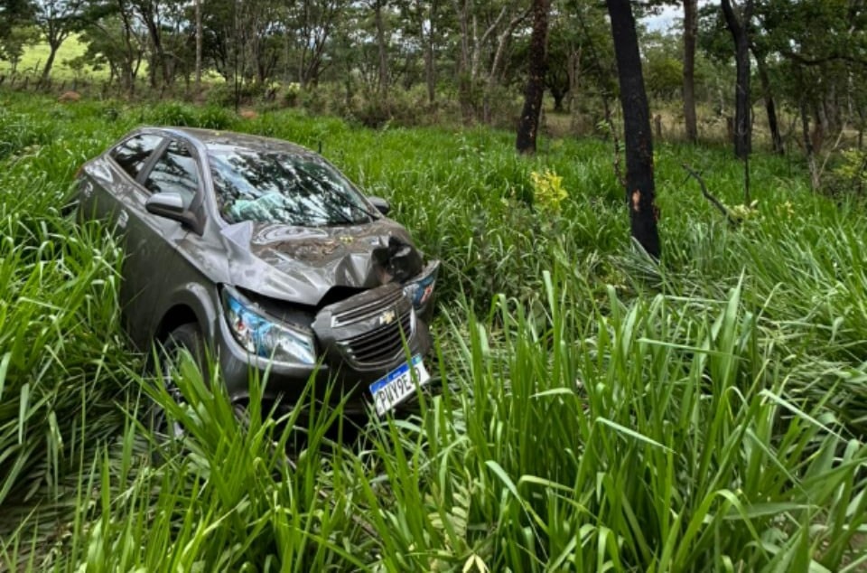 mae-e-filha-ficam-feridas-apos-carro-perder-controle-e-se-chocar-violentamente-contra-arvore-na-br-494