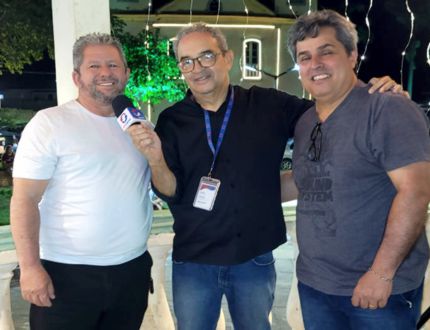 luzes-de-natal-iluminam-a-praca-da-matriz-em-sao-goncalo-do-para;-banda-santa-cecilia-e-oficina-de-cordas-brilham