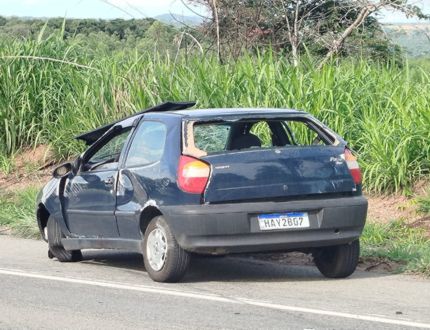 acidente-na-mg-164-entre-itapecerica-e-divinopolis-deixa-tres-feridos-leves-neste-ultimo-sabado-(06)