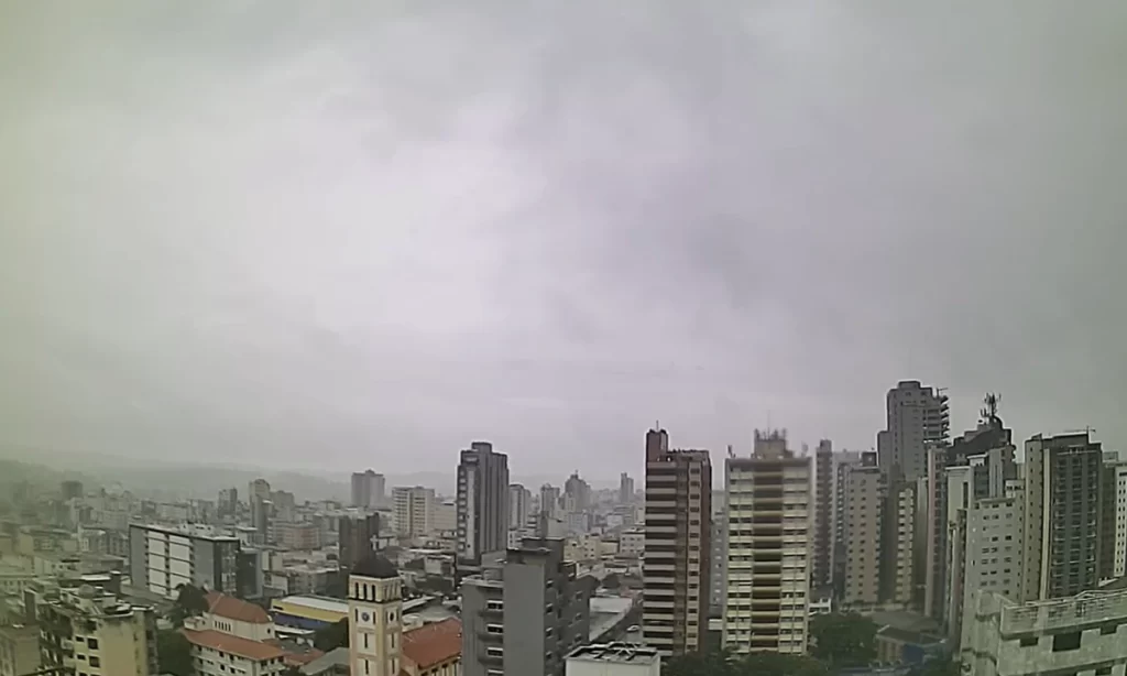 chuva-e-alerta-do-inmet-marcam-a-segunda-feira-em-divinopolis