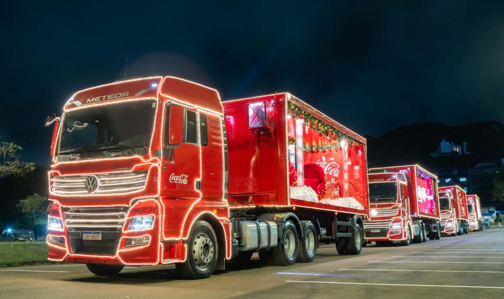 caravana-iluminada-da-coca-cola-chega-hoje-(9/12)-a-divinopolis;-veja-o-trajeto