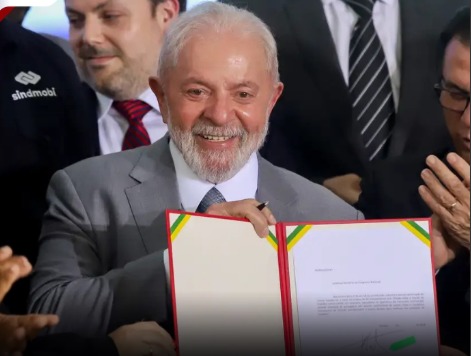 cnh-do-brasil:-lula-assina-medida-que-corta-ate-80%-do-custo-da-habilitacao-e-lanca-novo-aplicativo-oficial