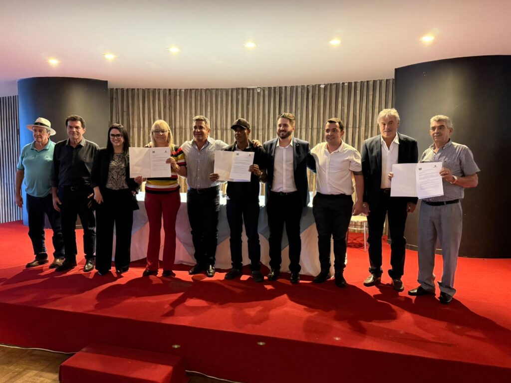 mais-de-250-familias-recebem-titulos-de-regularizacao-fundiaria-urbana-em-araxa