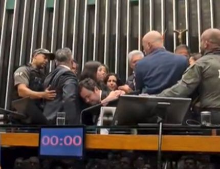 glauber-braga-ocupa-cadeira-da-presidencia-da-camara-e-e-retirado-a-forca-nesta-terca-(9)