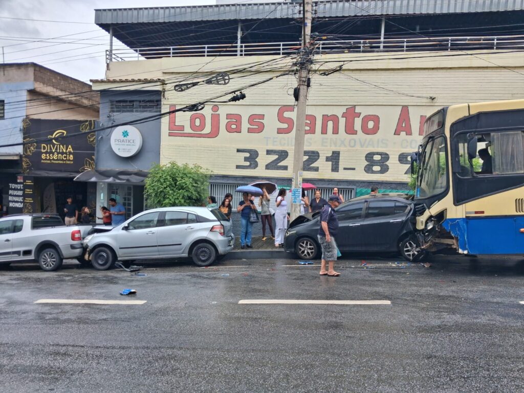 colisao-envolvendo-coletivo-e-varios-veiculos-mobiliza-equipes-em-divinopolis;-veja-o-video