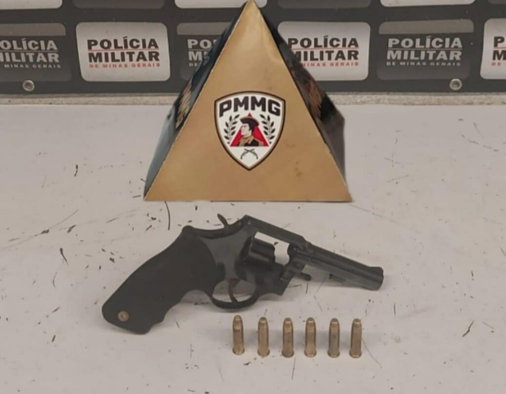 pm-apreende-arma-de-fogo-e-detem-dois-homens-durante-“batidao”-no-bairro-novo-paraiso-em-divinopolis