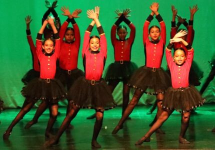 espetaculo-do-projeto-fazendo-arte-lota-o-teatro-usina-gravata-e-celebra-protagonismo-estudantil