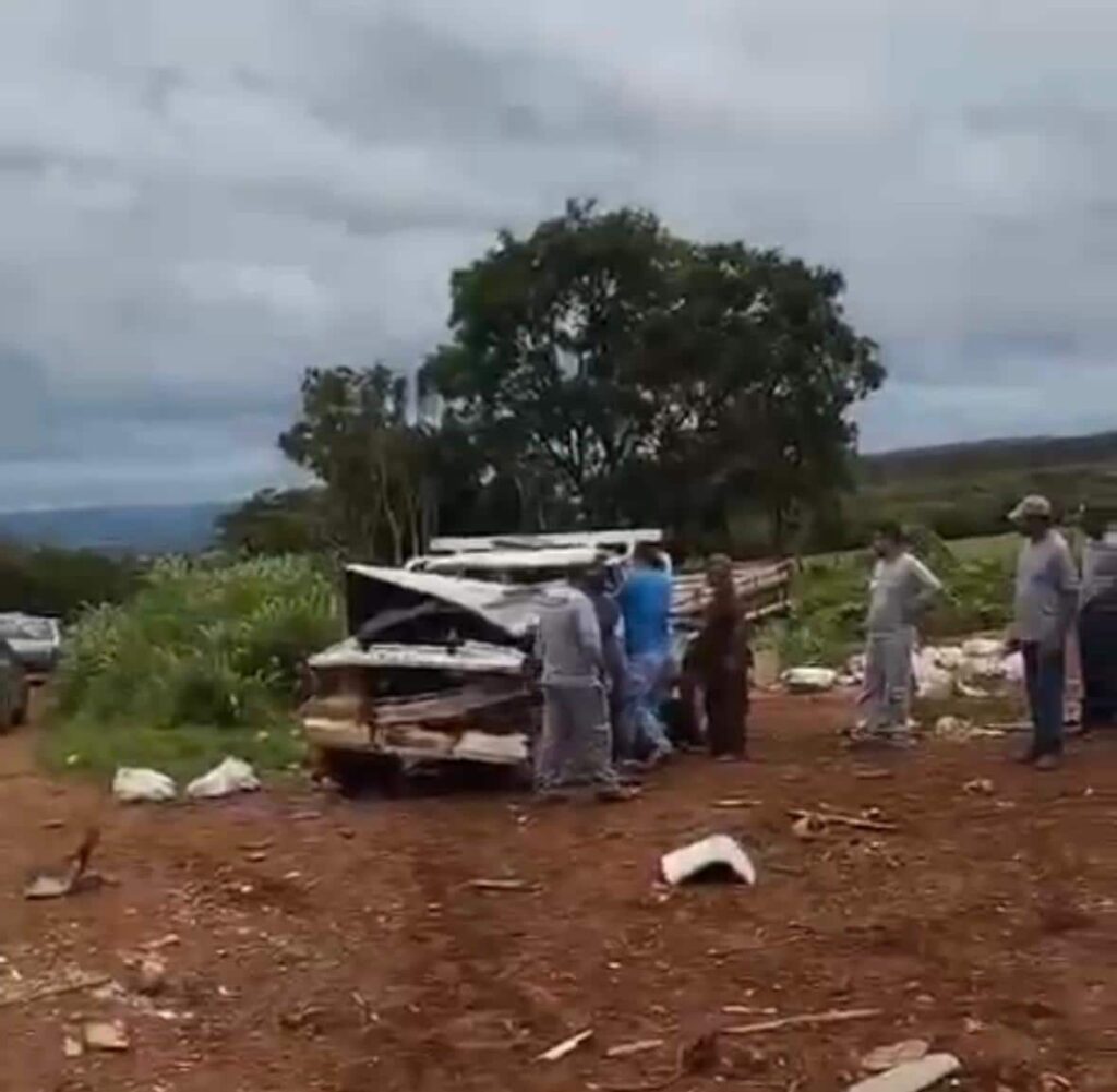 colisao-frontal-deixa-motorista-preso-as-ferragens-na-mg-164-em-bom-despacho;-veja-o-video