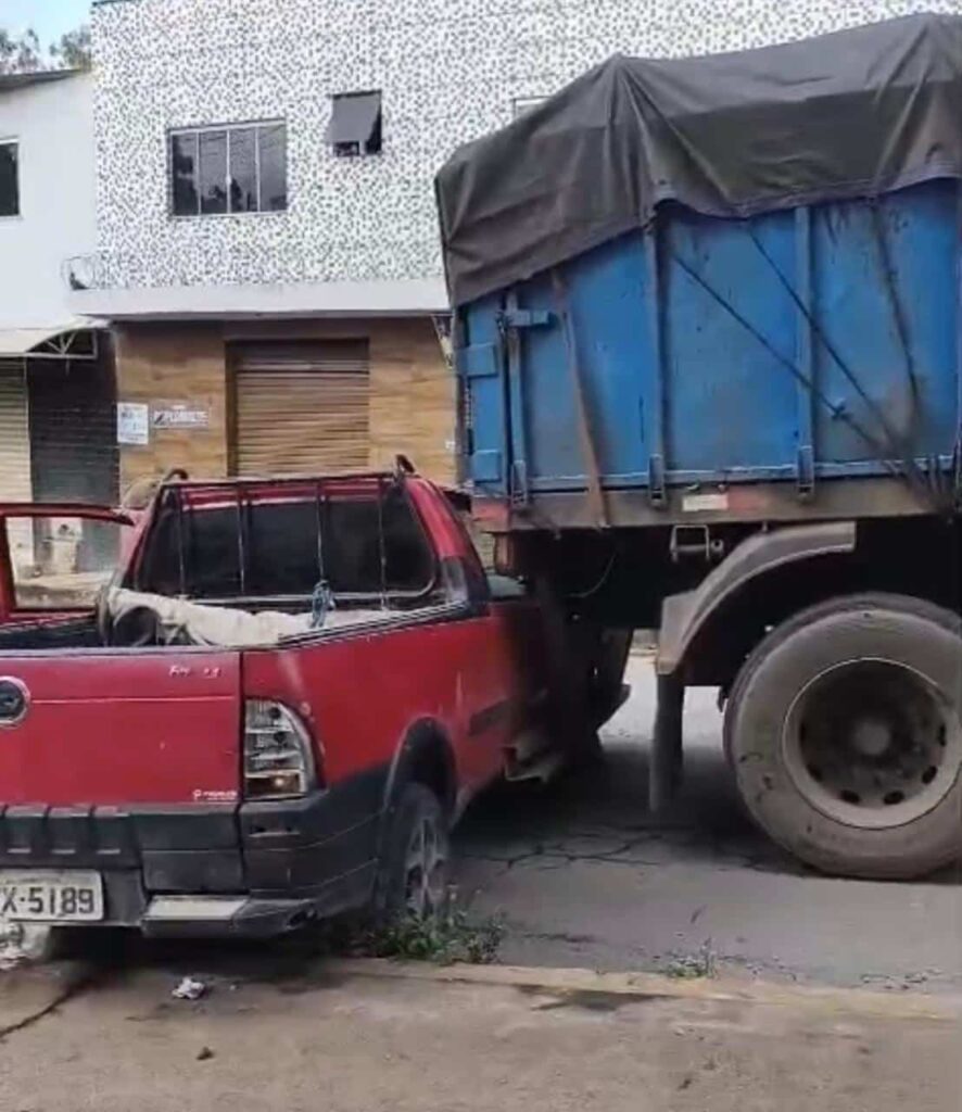 caminhonete-e-atingida-por-carreta-apos-perda-de-freio-em-rua-de-divinopolis;-veja-o-video