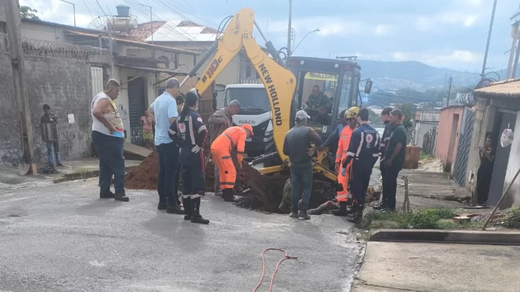 bombeiros-resgatam-homem-preso-em-grade-de-bueiro-em-itauna