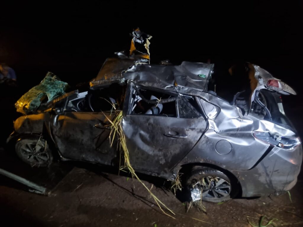 motorista-fica-ferido-apos-carro-capotar-e-bloquear-pista-da-mg-431-em-itauna