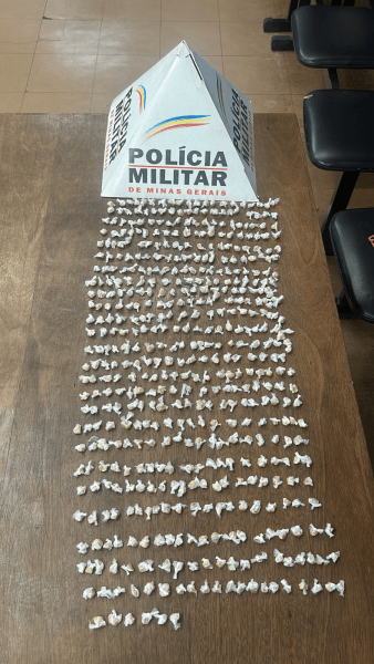 policia-militar-apreende-mais-de-500-pedras-de-crack-e-prende-autor-por-trafico-de-drogas-em-itauna