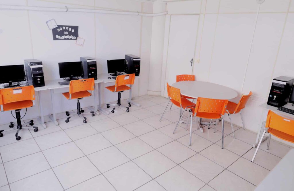 camara-de-divinopolis-oferece-espaco-com-computadores-e-internet-a-populacao