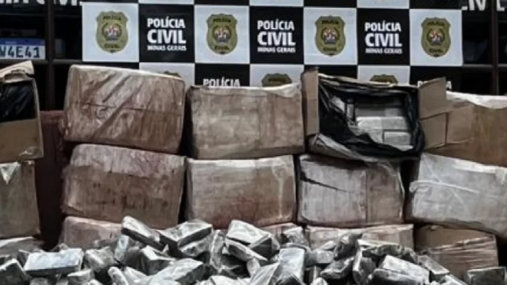 2-toneladas-de-maconha-sao-apreendidas-em-caminhao-adulterado-na-mg-050