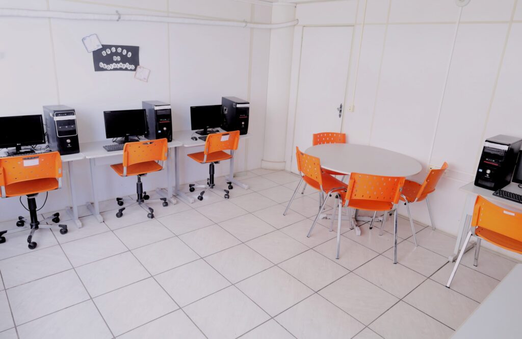 camara-de-divinopolis-oferece-espaco-com-computadores-e-internet-a-populacao